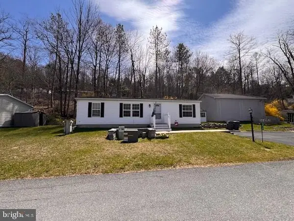 1215 Blue Mountain Cir, SAYLORSBURG, PA 18353