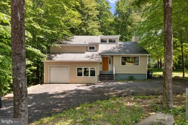 8123 Mayfair Rd, TOBYHANNA, PA 18466