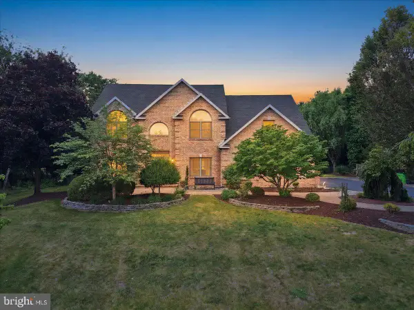 831 Colonna Ln, NAZARETH, PA 18064