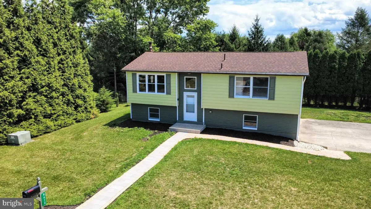 8612 Beatrice Ln, Bath, PA 18014 - #1