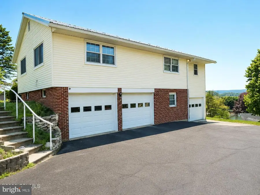 1110 Skyview Dr, Milton, PA 17847 - #3