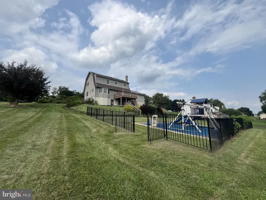 946 Skyview Dr, Milton, PA 17847 - #2
