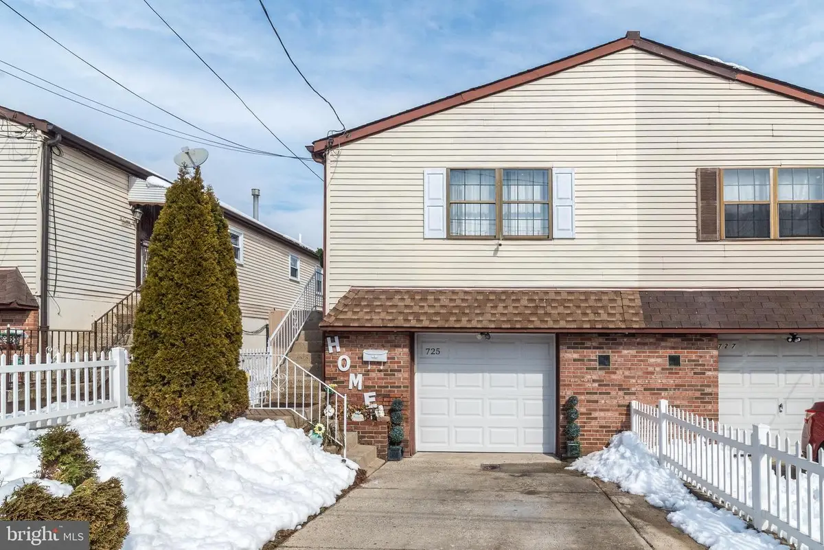 725 Brighton St, Philadelphia, PA 19111 - #1