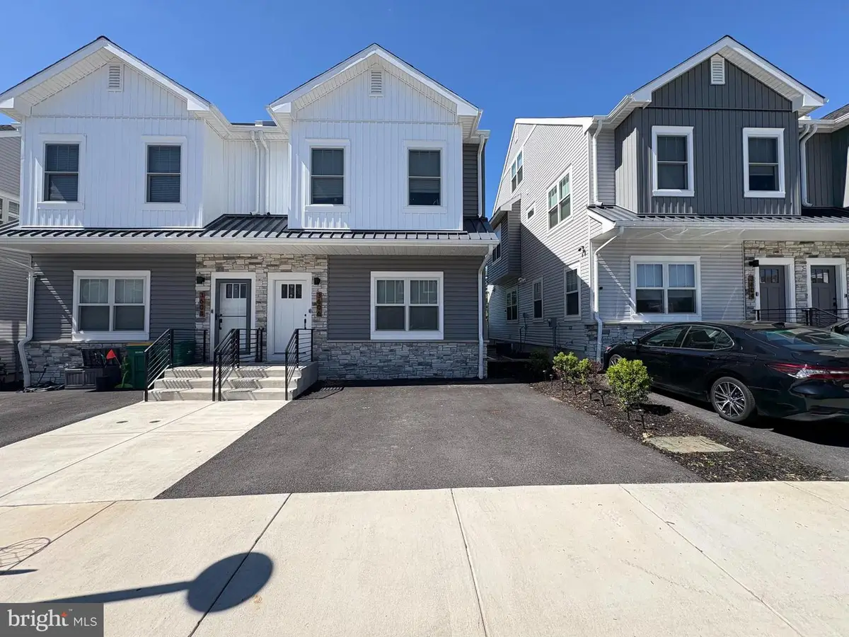3606 Golfview Ln, Philadelphia, PA 19114 - #1