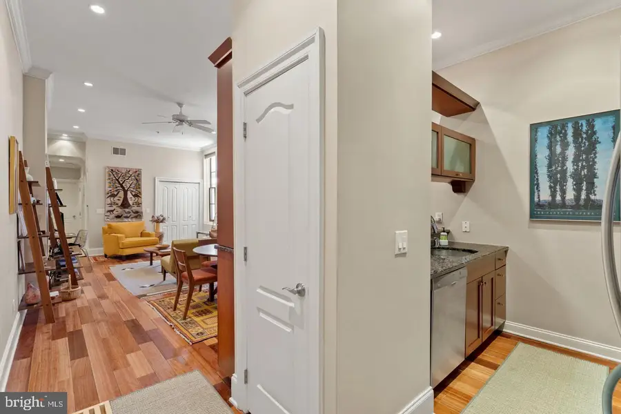 2049 Walnut St #1r, Philadelphia, PA 19103 - #2