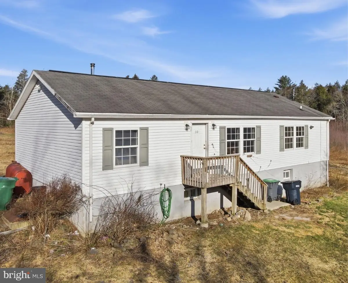 105 Ceramic Dr, Greentown, PA 18426 - #1