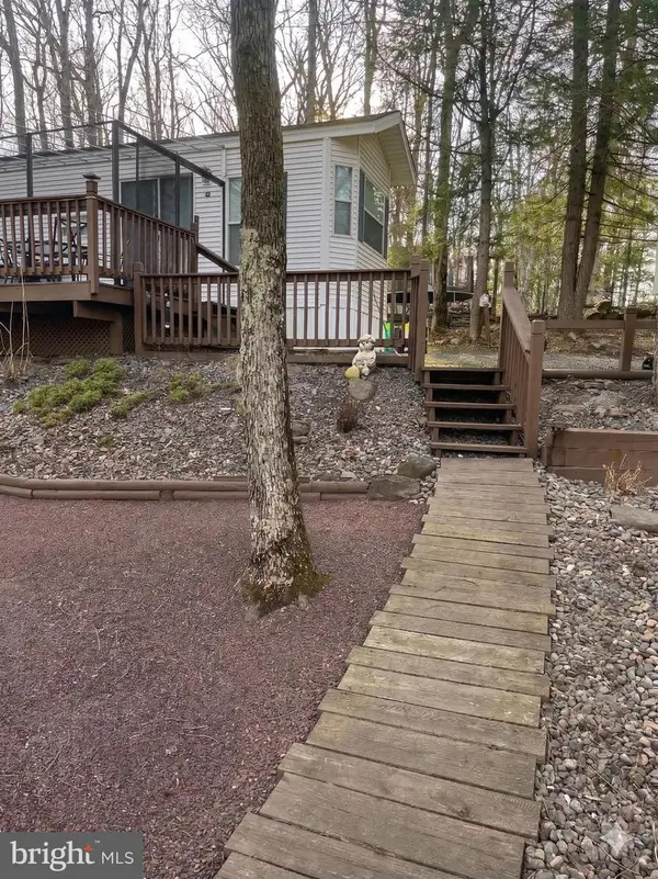 100 Doe Ln, MILFORD, PA 18337