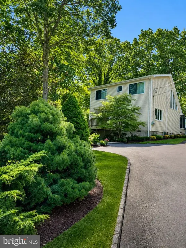 100 Rimrock Ln, HAWLEY, PA 18428