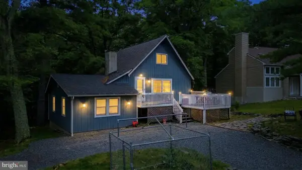 204 Mountain Dr, DINGMANS FERRY, PA 18328