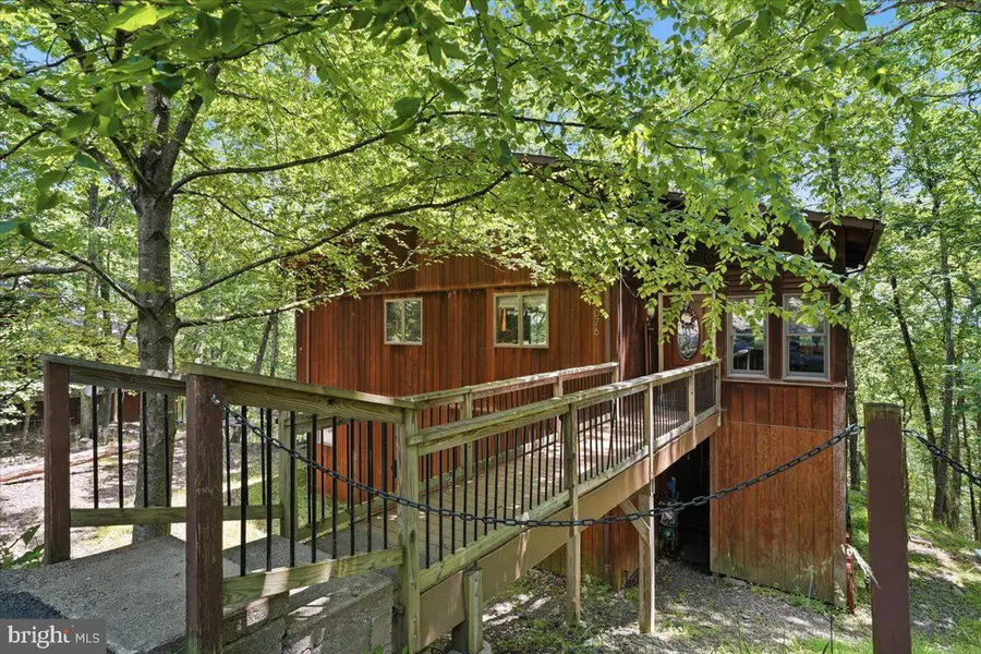 1076 Porter Dr, Bushkill, PA 18324 - #2
