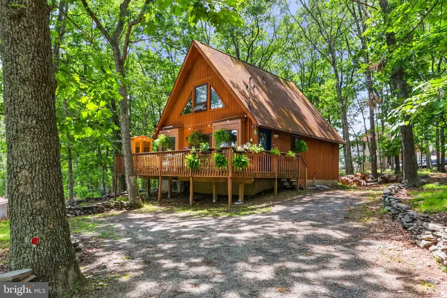 5218 E Woodbridge Dr, Bushkill, PA 18324 - #2