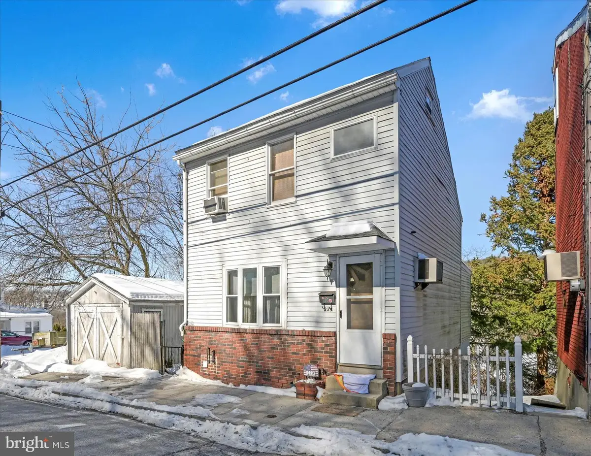 239 W Savory St, Pottsville, PA 17901 - #1