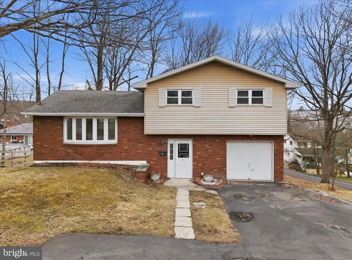 523 W Laurel St, Frackville, PA 17931 - #1