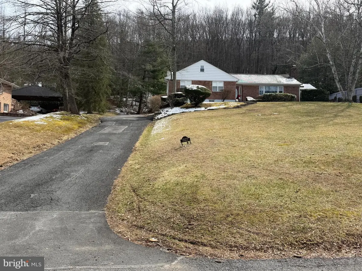 1527 Oak Rd, Pottsville, PA 17901 - #1
