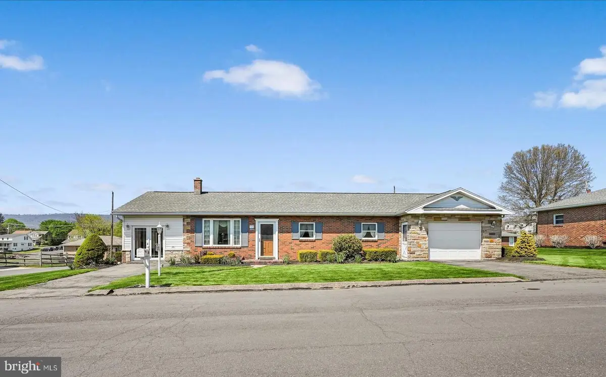 214 W Maple St, Valley View, PA 17983 - #1