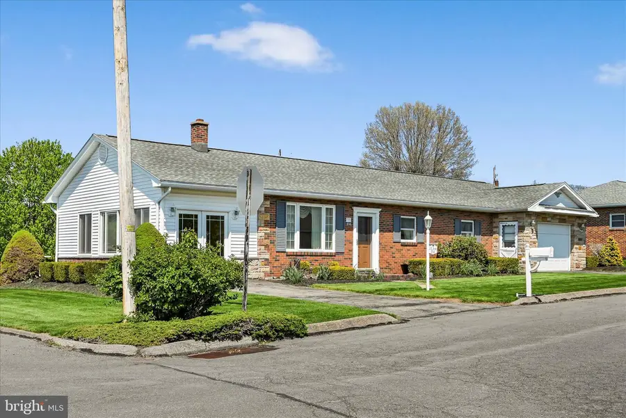 214 W Maple St, Valley View, PA 17983 - #3