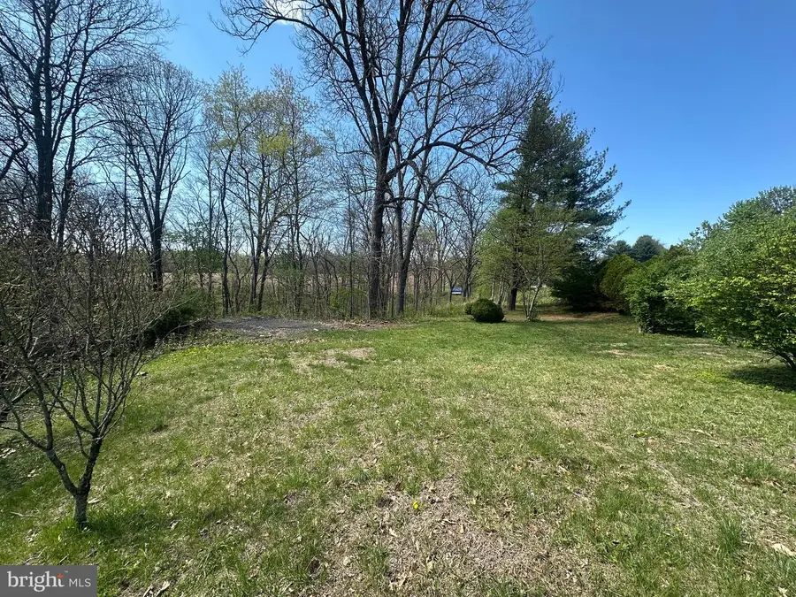 1037 Indian Dr, Auburn, PA 17922 - #2
