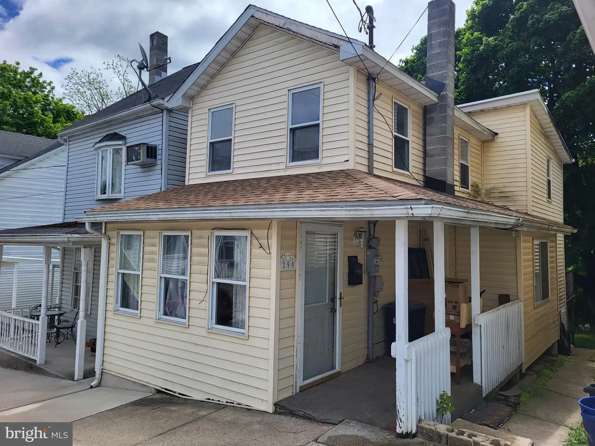 250 Van Gelder St, Tamaqua, PA 18252 - #1