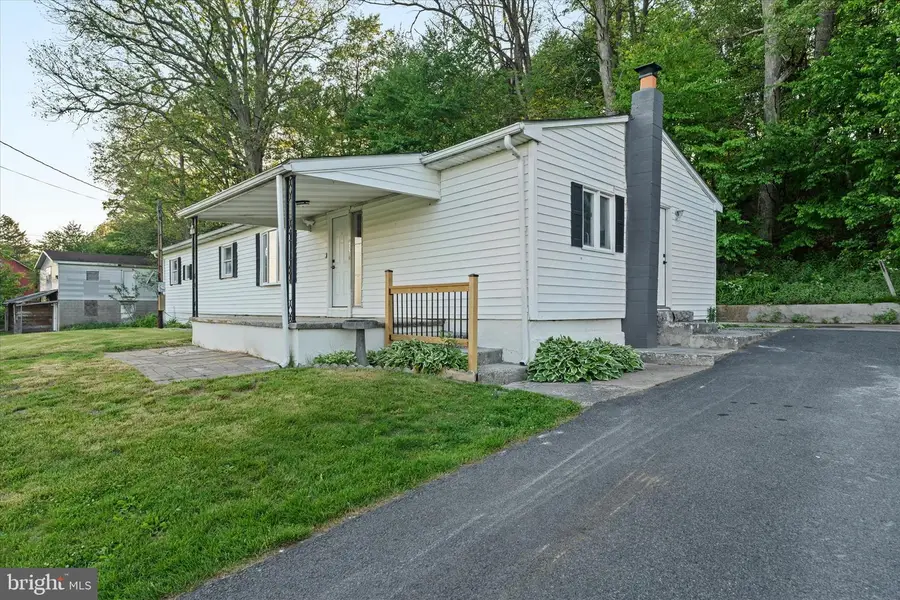 831 Deturksville Rd, Pine Grove, PA 17963 - #2