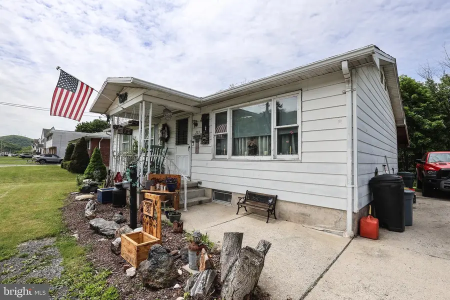 223 E Bacon St, Pottsville, PA 17901 - #2