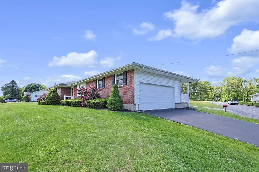 1004 Maple St, Pottsville, PA 17901 - #2
