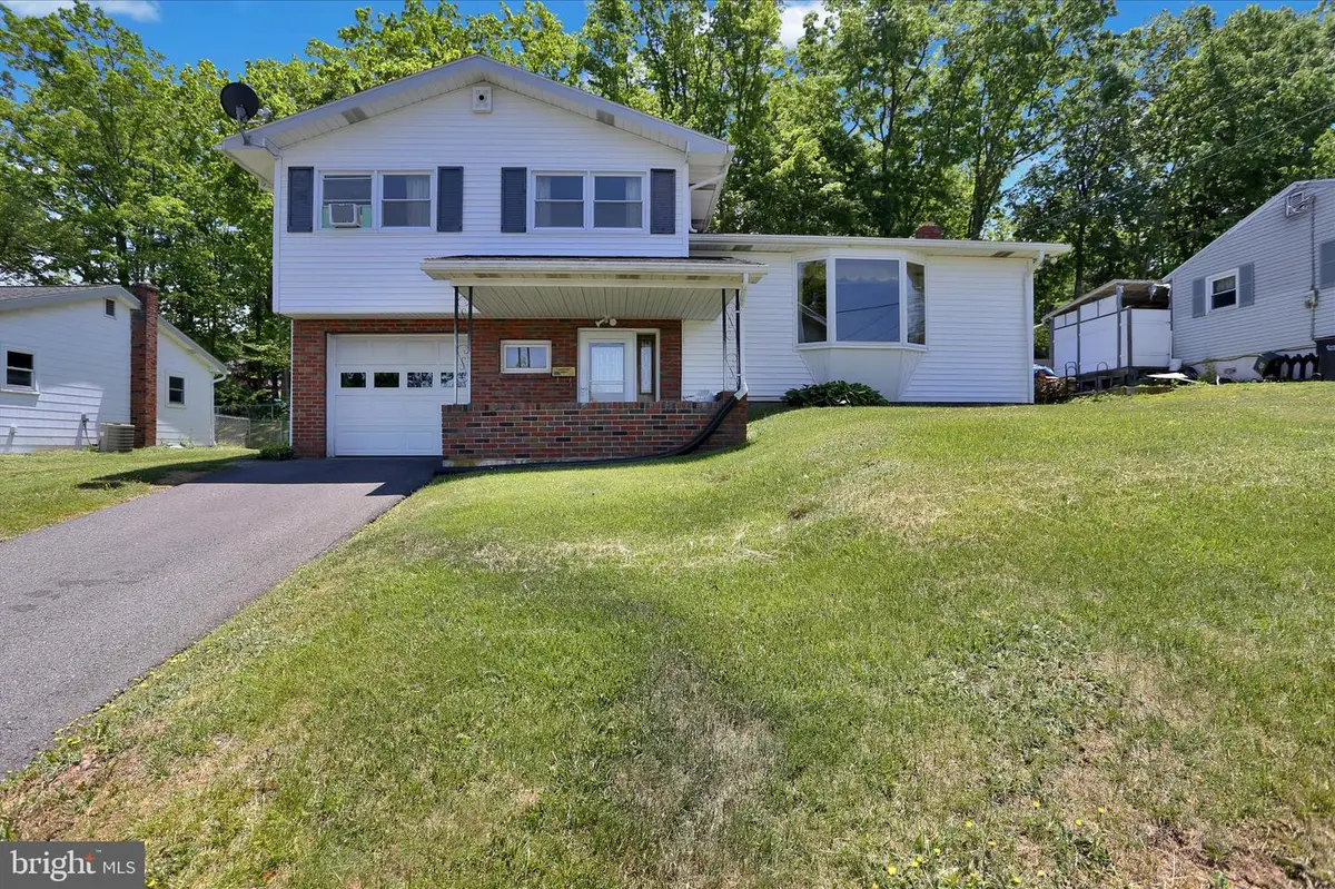 512 W Nicholas St, Frackville, PA 17931 - #1