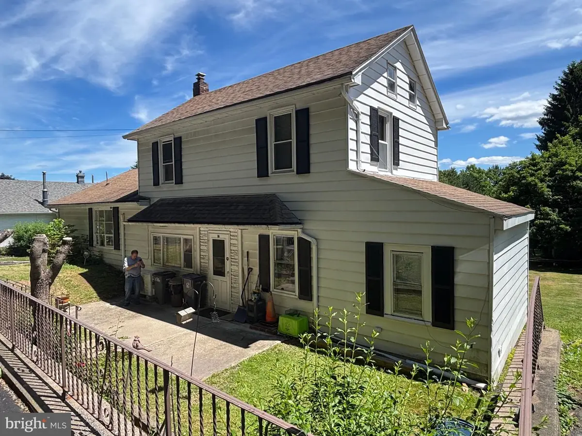 16 E Main St, Quakake, PA 18245 - #1