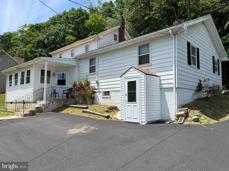 16 E Main St, Quakake, PA 18245 - #2
