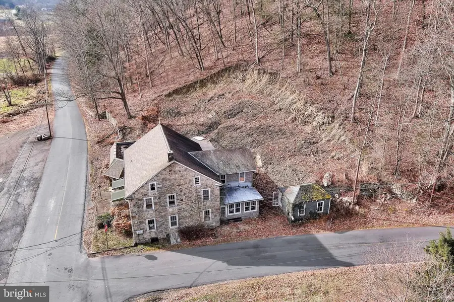 555 Church St, New Ringgold, PA 17960 - #2