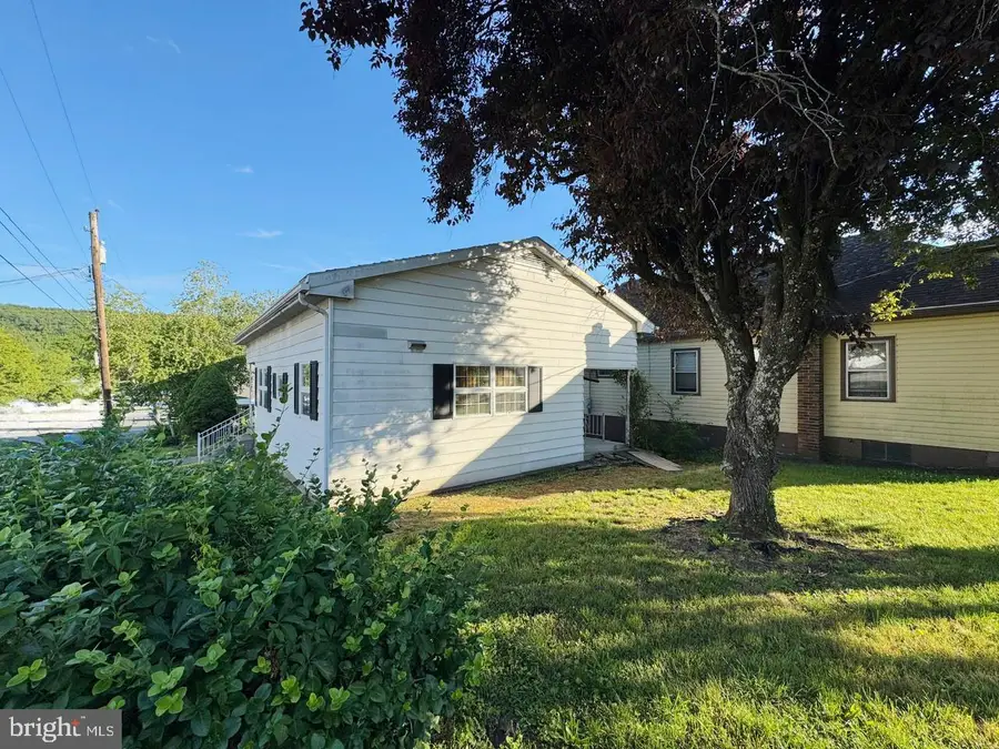 251 N Columbia St, Tamaqua, PA 18252 - #2