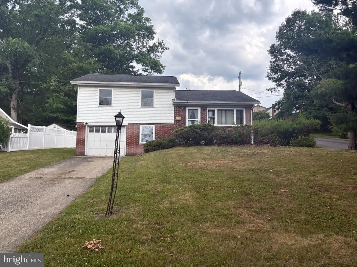 2335 W Norwegian St, Pottsville, PA 17901 - #1