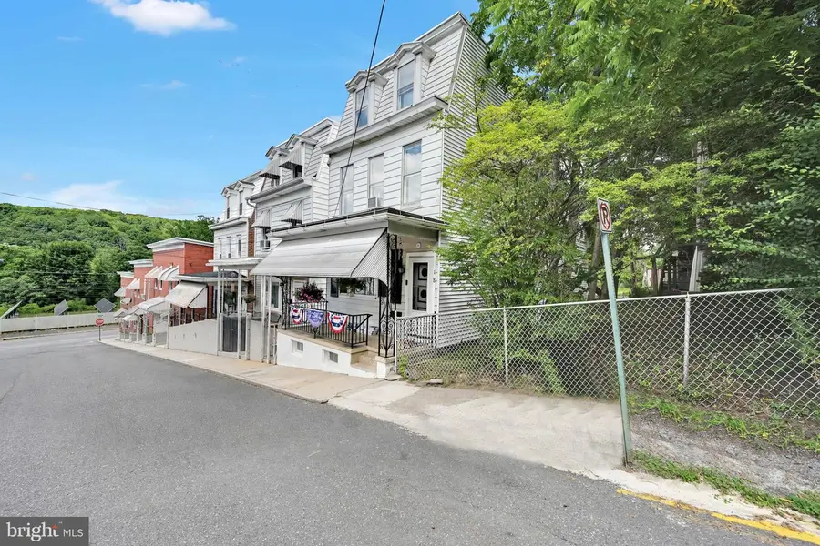 18 Mary St, Pottsville, PA 17901 - #3