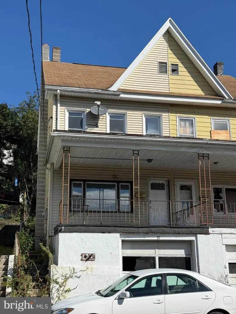 37 Lafayette St, Tamaqua, PA 18252 - #1