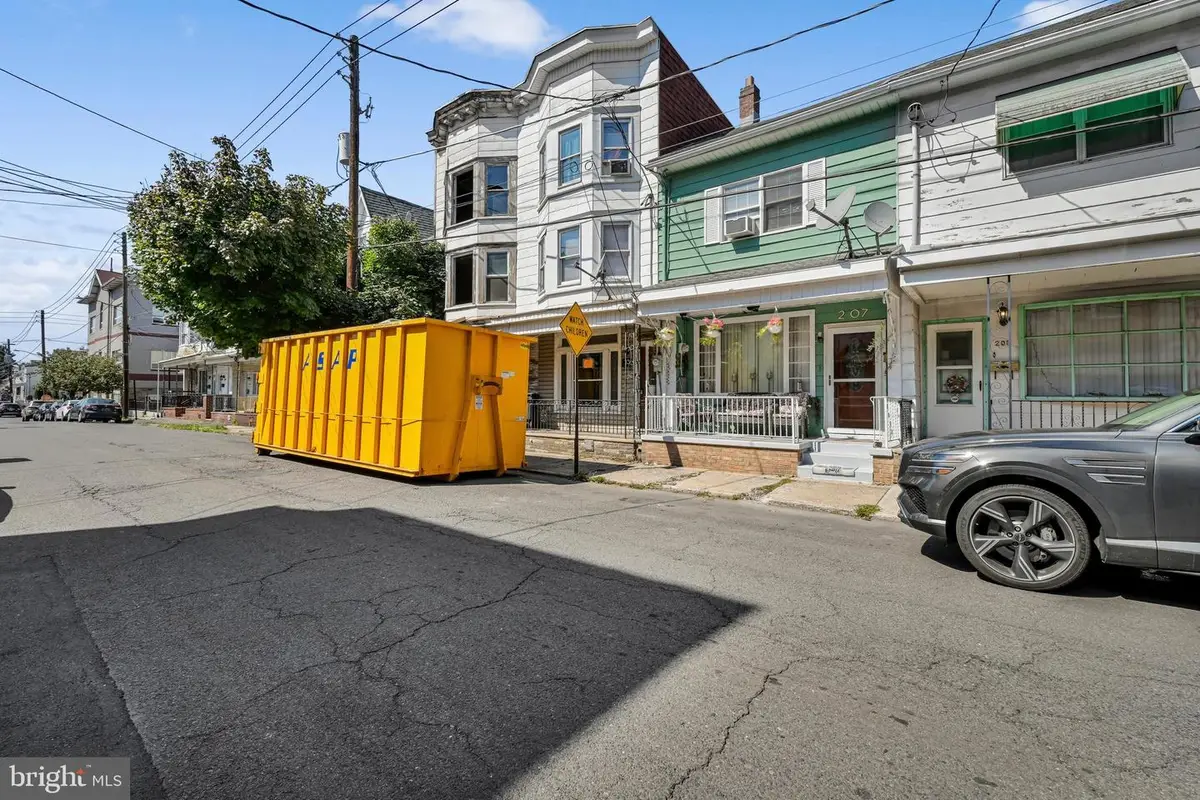 209 W Cherry St, Shenandoah, PA 17976 - #1