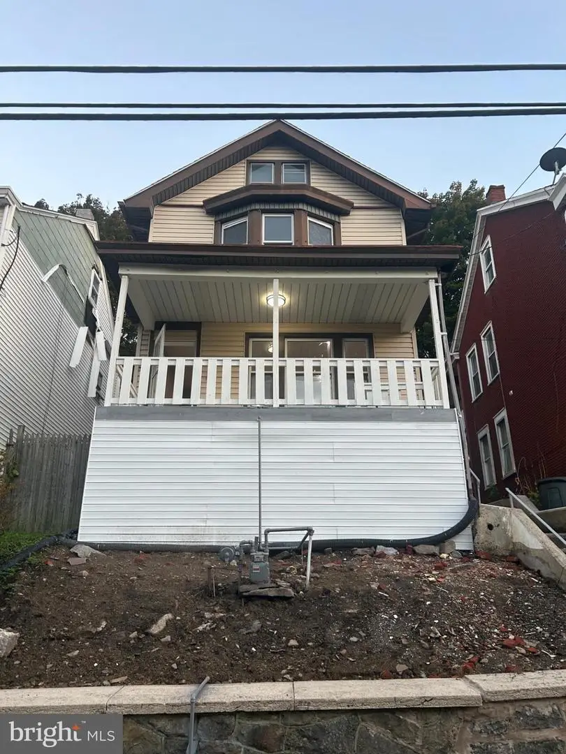 335 N Nichols St, Pottsville, PA 17901 - #2