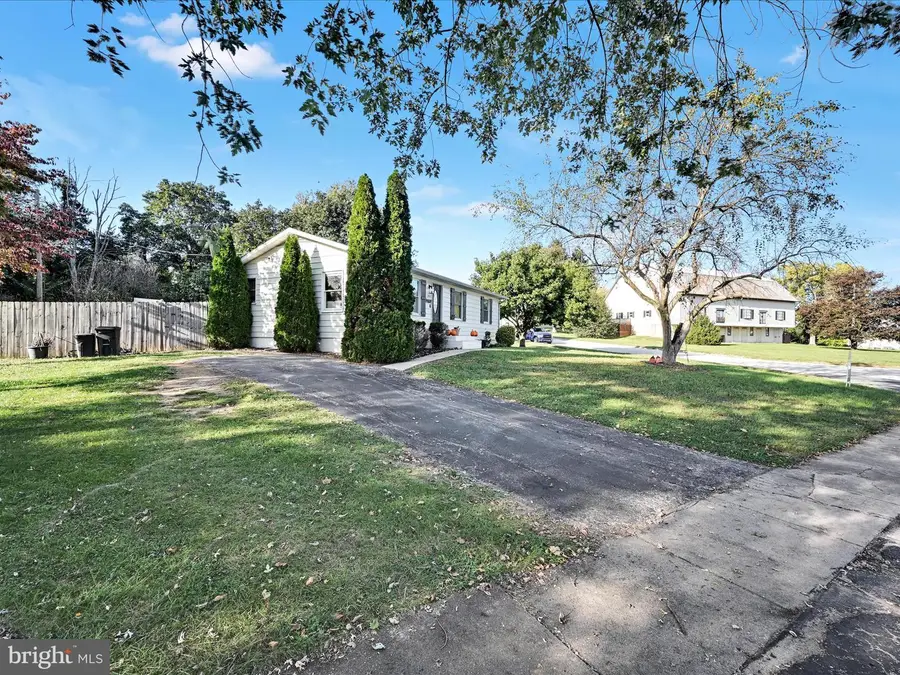 3855 Stuart Dr, York, PA 17402 - Image #2