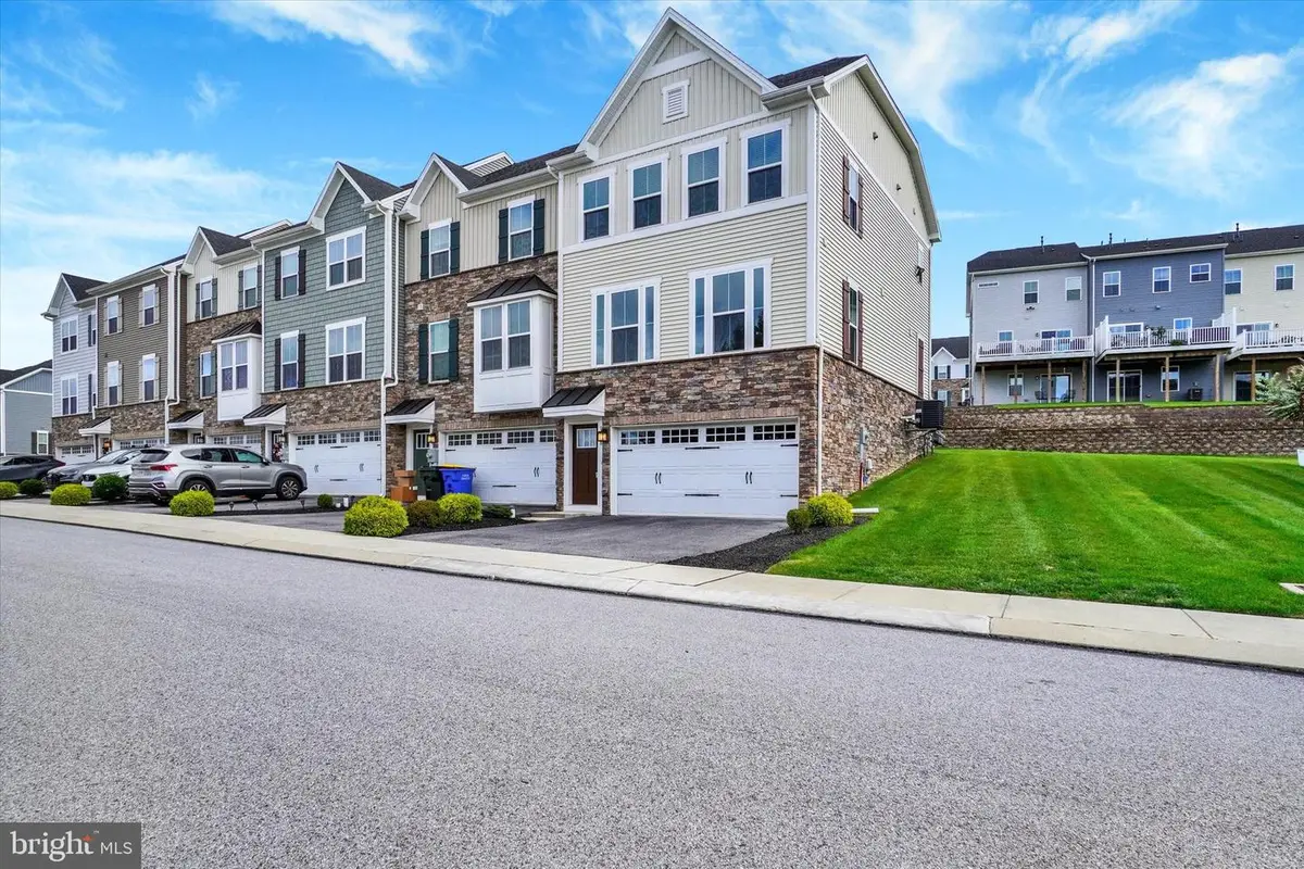 1028 Rosecroft Ln, York, PA 17403 - Image #1