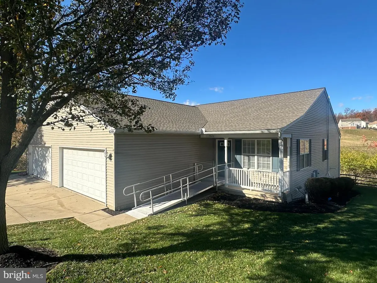 7220 Seneca Ridge Dr, York, PA 17403 - Image #1
