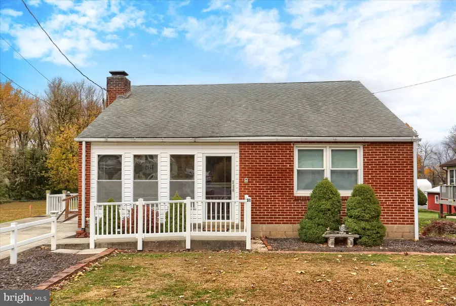 31 Springers Ln, New Cumberland, PA 17070 - Image #2