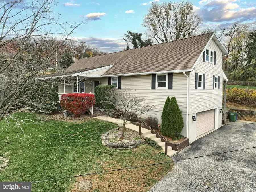 356 Woodland View Dr, York, PA 17406 - Image #2