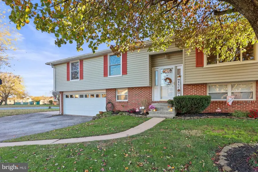 520 Oakwood Dr, Dover, PA 17315 - Image #2