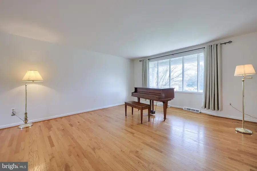 90 Churchill Dr, York, PA 17403 - Image #2