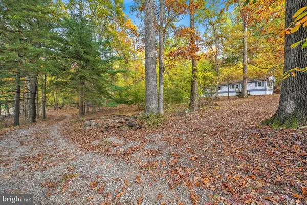 4918 Greenwood Ln, SPRING GROVE, PA 17362