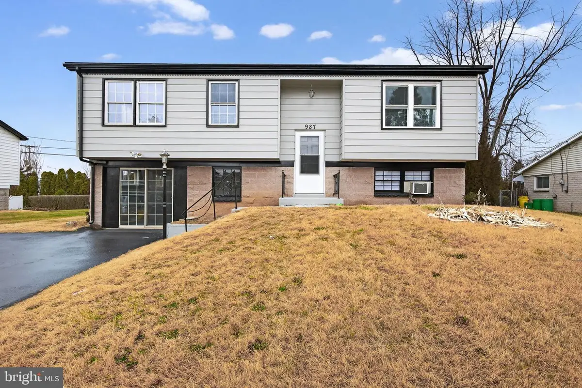 987 Marbrook Ln, York, PA 17404 - Image #1