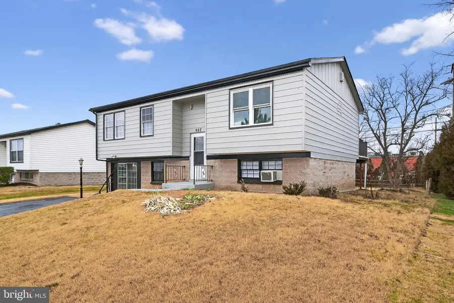 987 Marbrook Ln, York, PA 17404 - Image #2