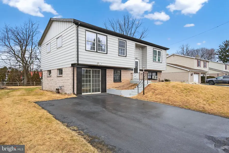987 Marbrook Ln, York, PA 17404 - Image #3