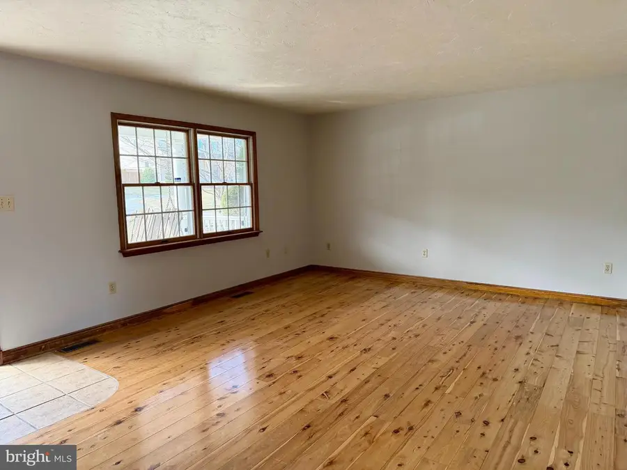 131 Timber Ln, Hanover, PA 17331 - Image #3