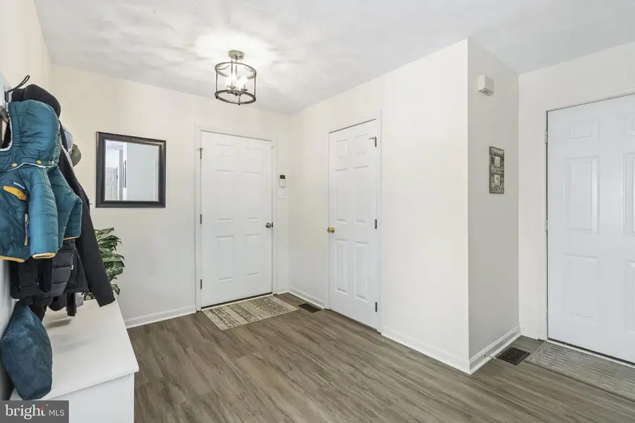 113 Lee St, Stewartstown, PA 17363 - #2