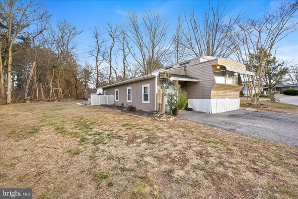 737 Lake Dr, MOUNT WOLF, PA 17347