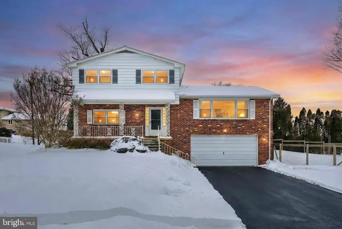 470 Cortleigh Dr, York, PA 17402 - Image #1